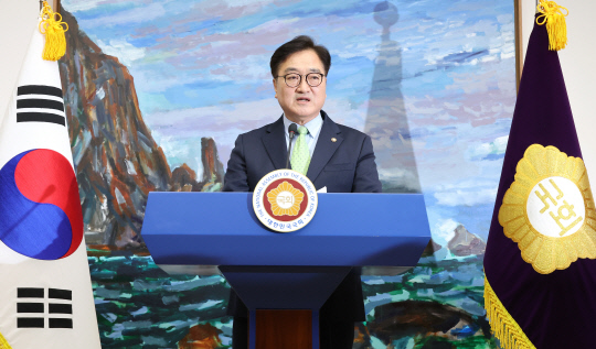 우원식 국회의장이 12일 서울 여의도 국회에서 '헌법 질서 수호 촉구' 기자회견을 열고 최상목 권한대행에 대한 헌법재판관 즉시 임명 요구 등 현 시국과 관련한 입장을 밝히고 있다.<연합뉴스 사진>